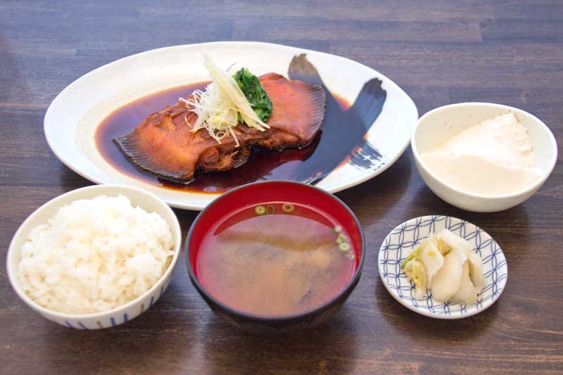 定食のカレイの煮つけ