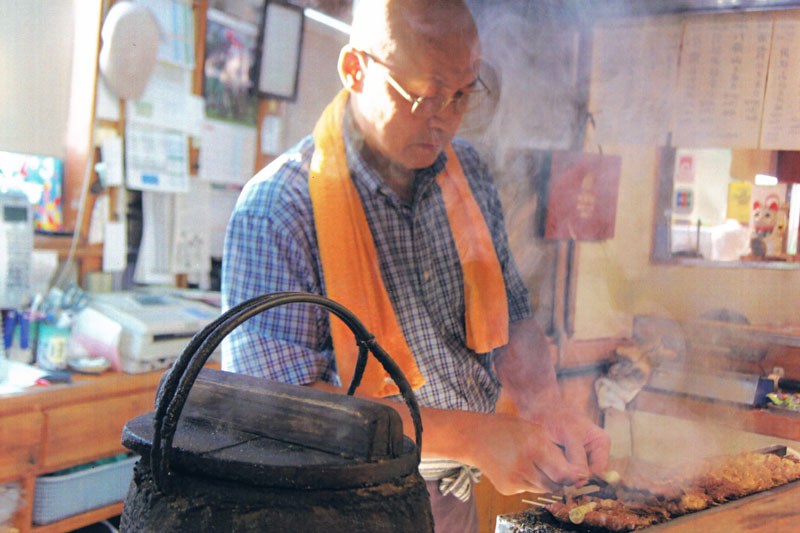 焼き鳥を焼く店主